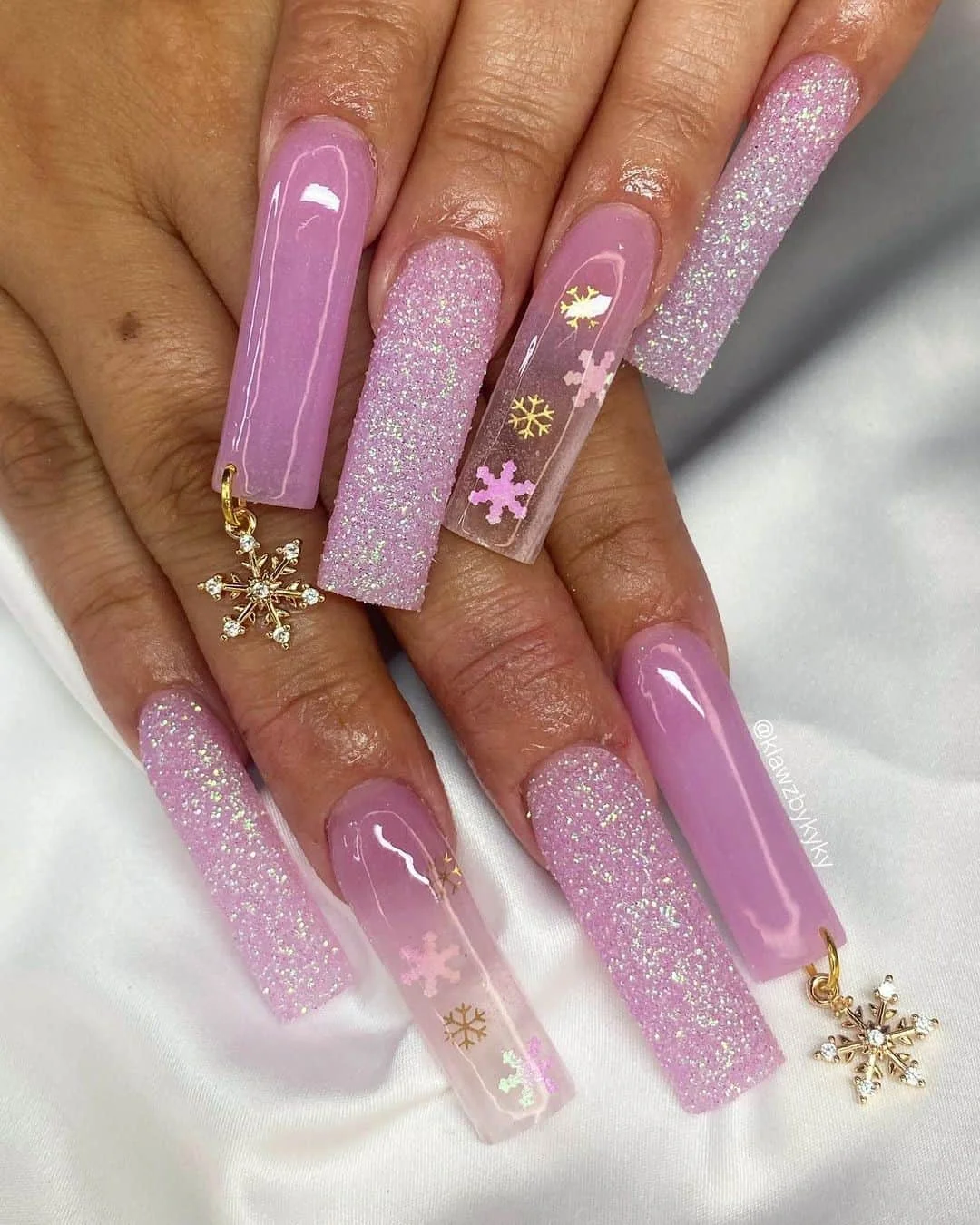 Christmas-Inspired Acrylic Nails: Let Your Nails Shine this Holiday Season! format,webp - Christmas-Inspired Acrylic Nails: Let Your Nails Shine this Holiday Season!